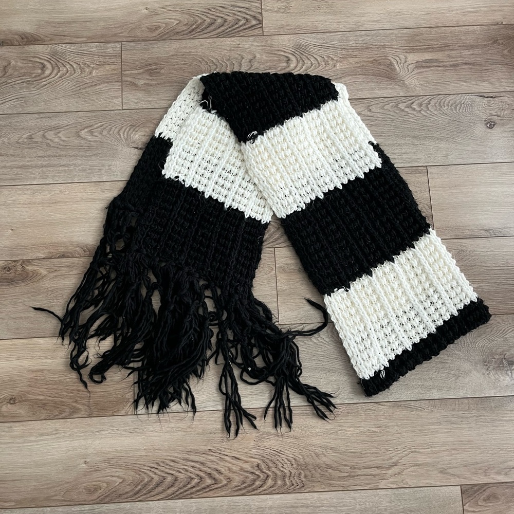Black & White Knit Scarf
